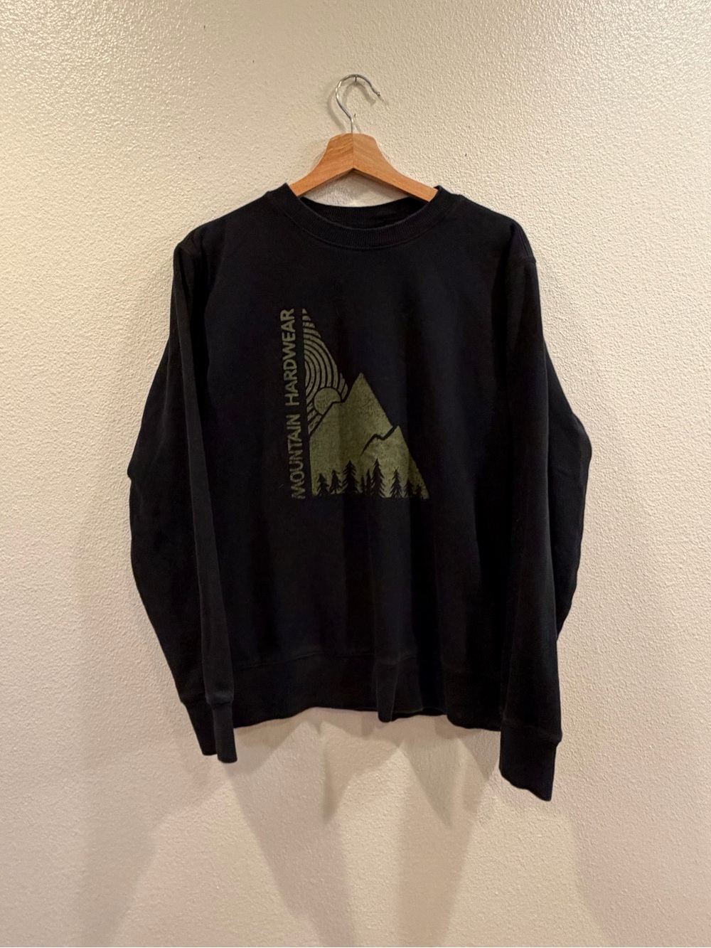 3/$15 Mountain Hardwear Black Crewneck with Olive Mountain Graphic